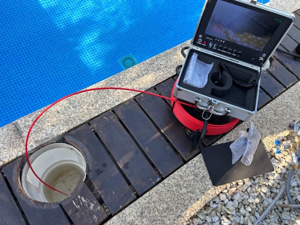 Inspección de tuberías de skimer en piscina para detectar fugas de agua en piscina
