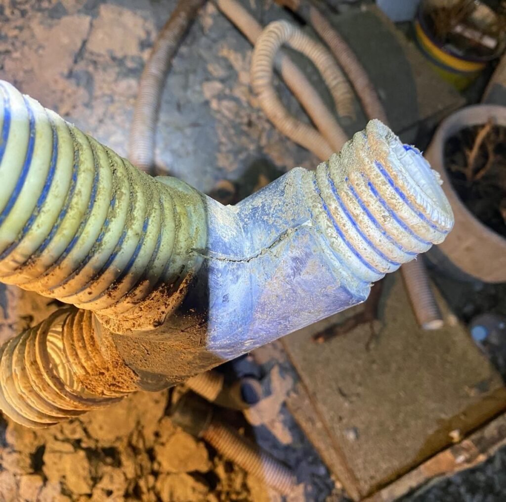 Fuga de agua en piscina por pérdida en tubería