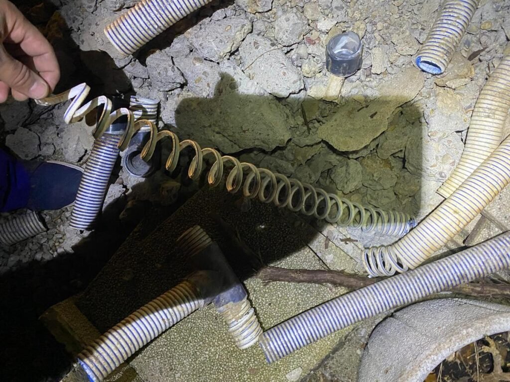 Fuga de agua en piscina provocada por daño generalizado en tubería de PVC flexible corrugado provocada por la acción del cloro