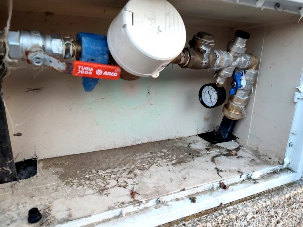 Para prevención de fugas de agua en la instalación de una vivienda lo ideal es tener colocada una válvula reguladora de presión