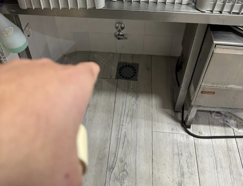 Señalización previa de punto de fuga oculta en Pontevedra sin romper suelo ni paredes