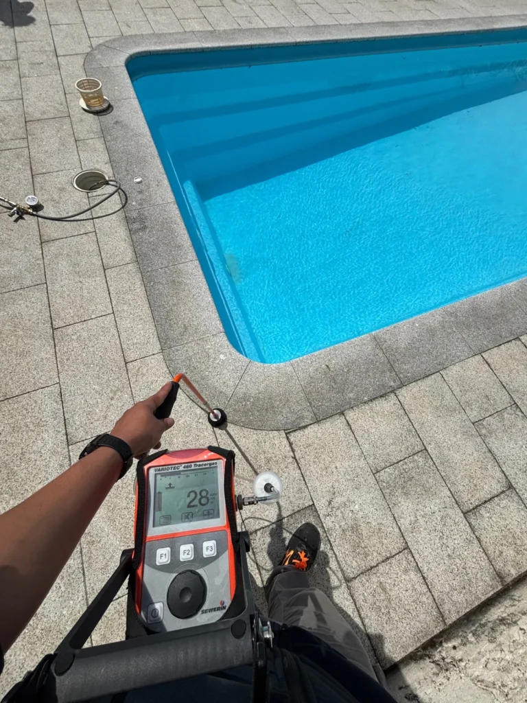 Detección de fuga de agua en el skimer de la piscina mediante el uso de gas trazador