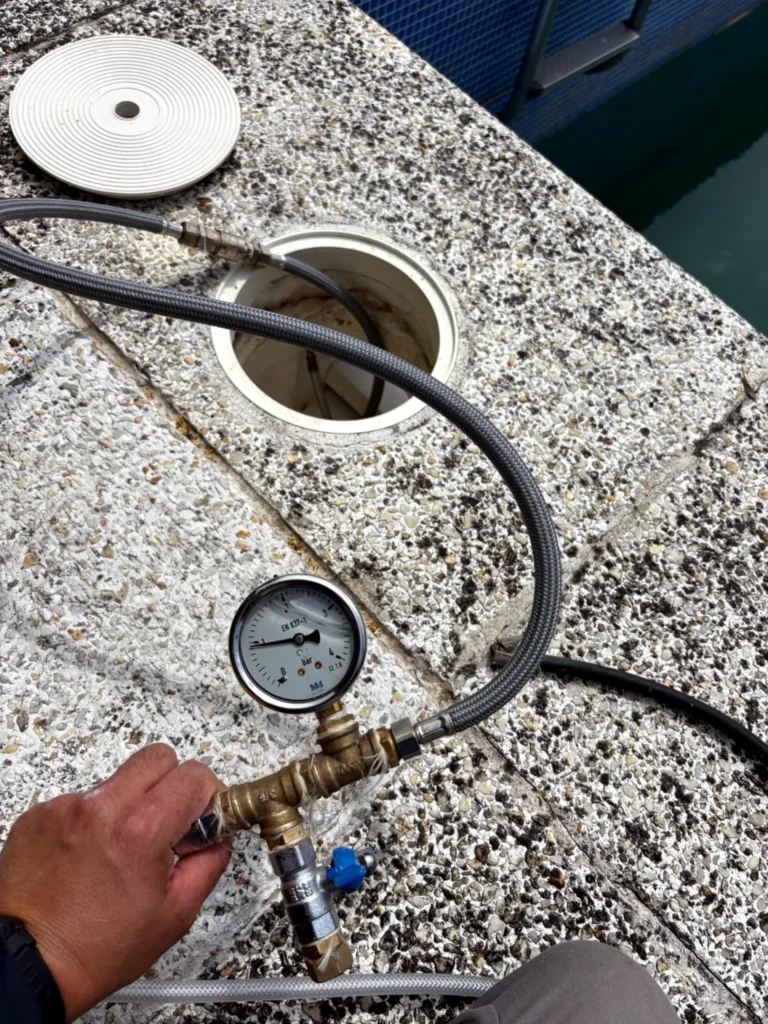 Prueba de estanqueidad en skimmer de piscina para detección de fuga