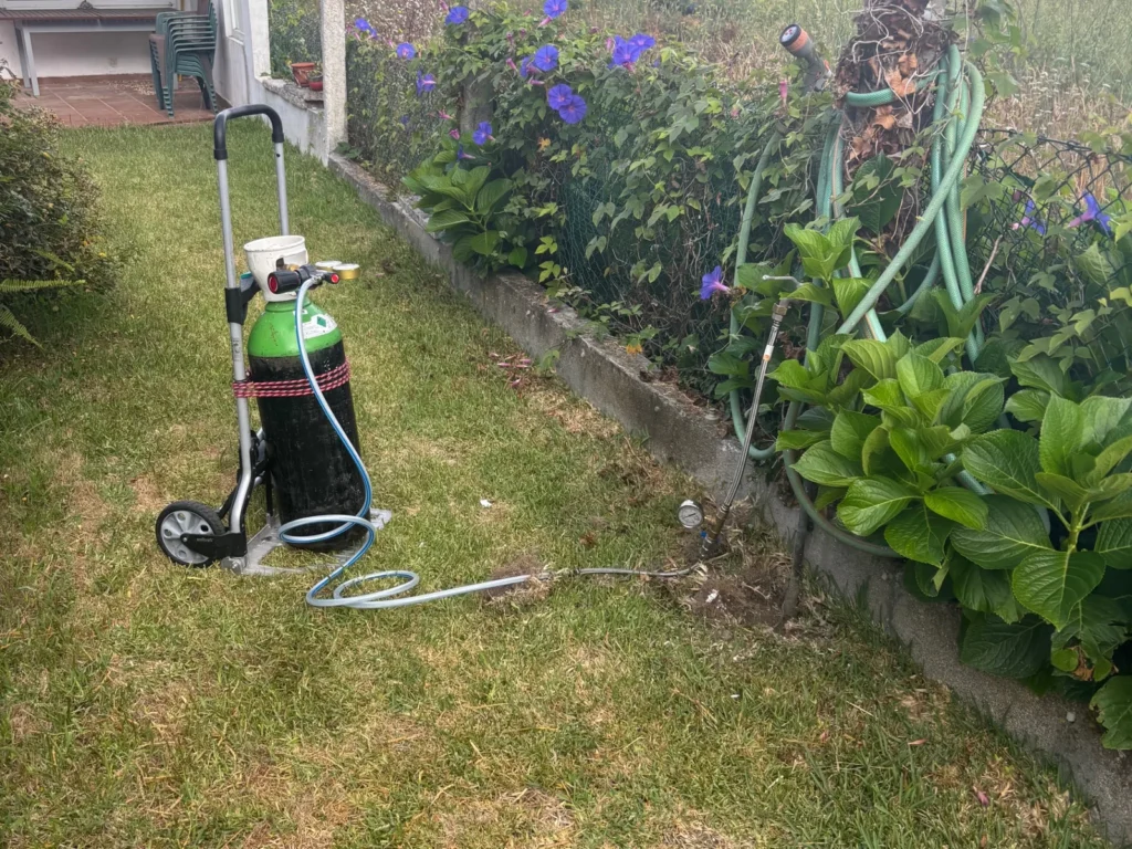 ¿Tengo una fuga de agua en casa, se puede detectar con gas trazador? Si, el método del gas trazador es una de las técnicas mas efectivas e innovadoras para detectar fugas de agua ocultas sin romper