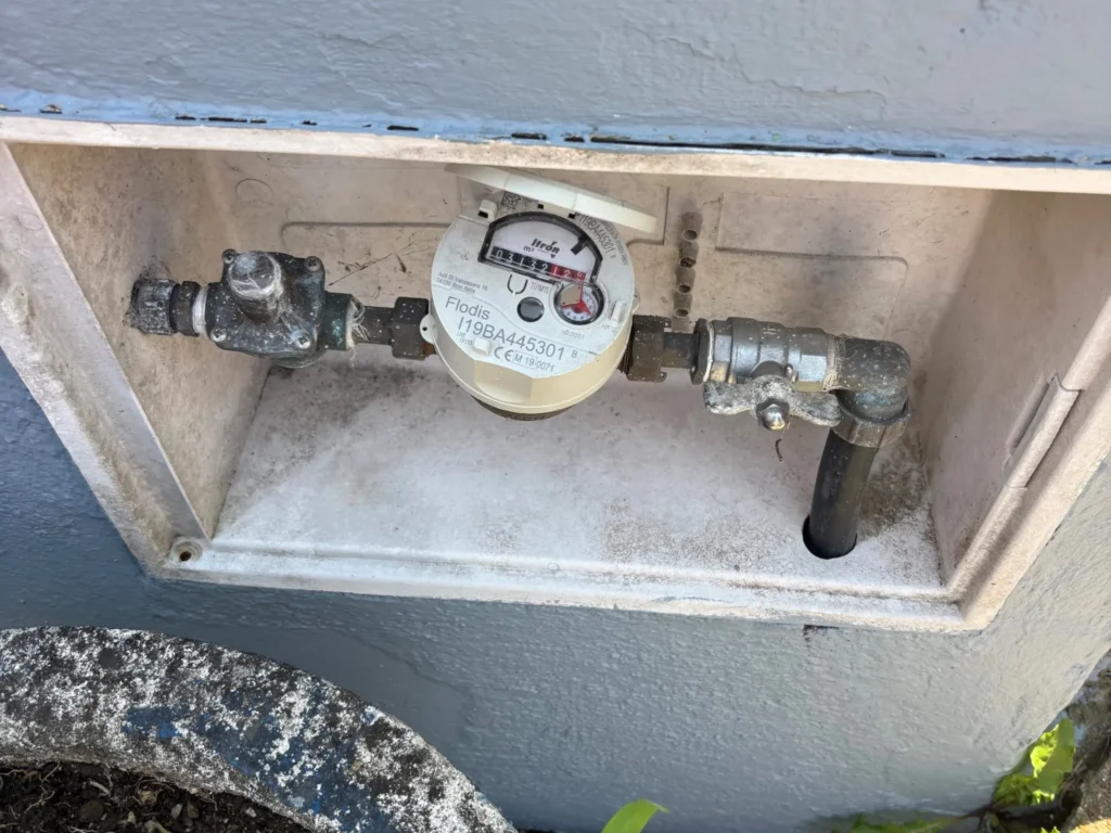 Si el contador de agua presenta un movimiento continuo si hacer uso de agua probablemente tengas una fuga de agua en casa